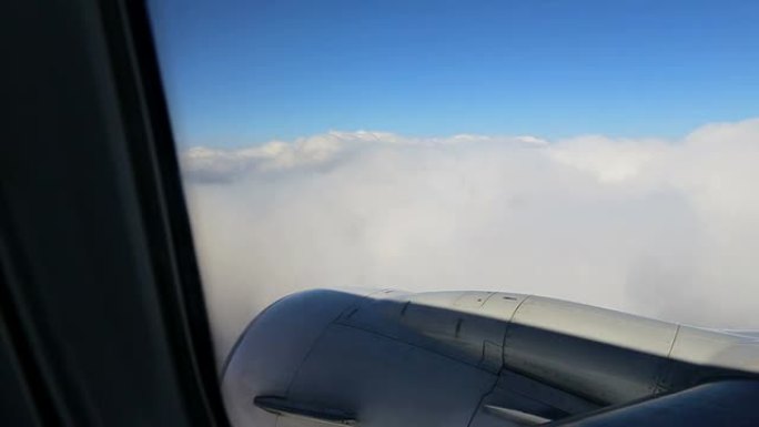 经历湍流的平面云海高空机翼机舱窗外