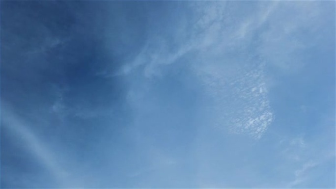 蓝天上的白色卷层云