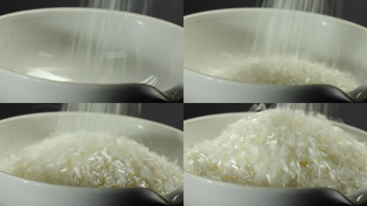 特写：倒米饭倒米饭