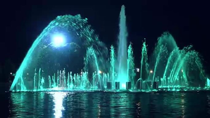 晚上公园里的彩色喷泉