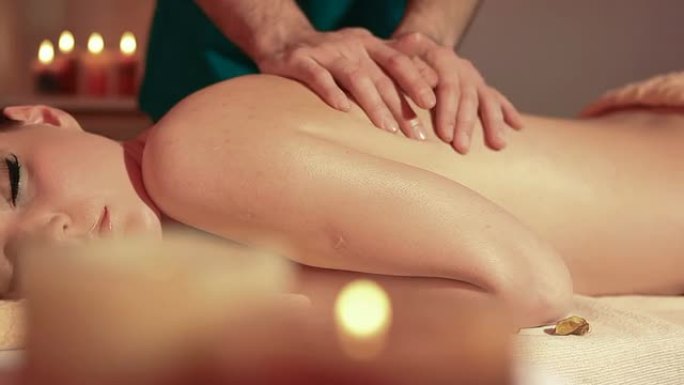 享受背部按摩娃娃拍摄的女人