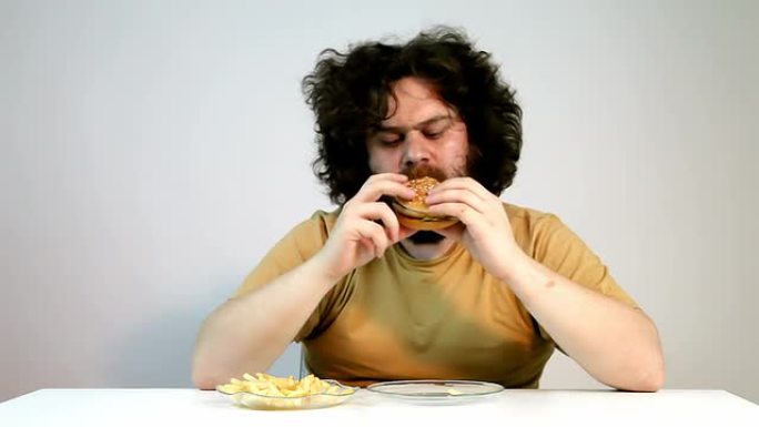 饥饿的人在吃快餐外国人吃汉堡肥胖垃圾食品