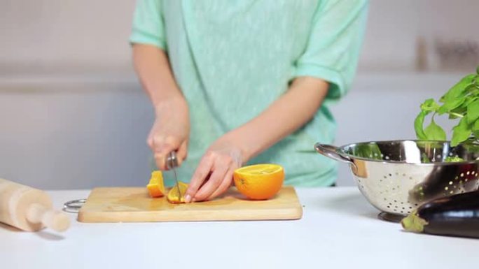 切割和品尝橙色水果