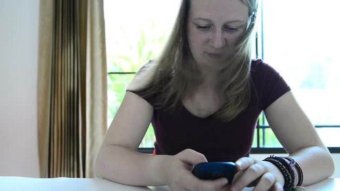 使用智能手机外国女人玩手机