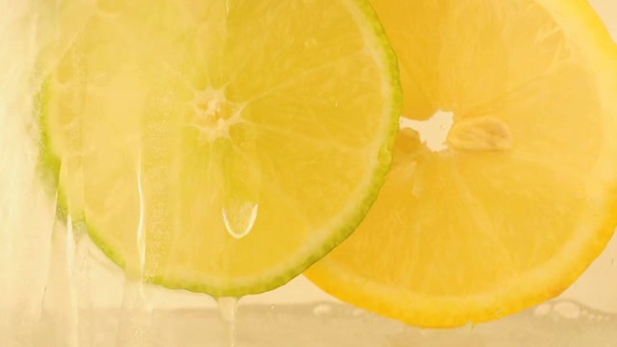 将苏打水倒在柠檬和酸橙片上，白底