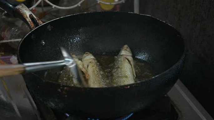 平底锅上炸海鱼烤鱼炒