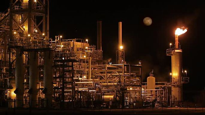 有月亮的夜间炼油厂
