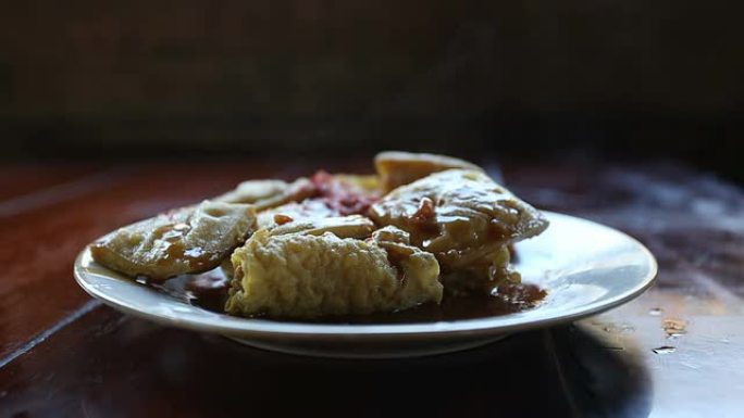 桌上煮春卷热气腾腾家庭生活传统美食