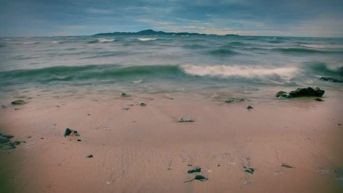海滩上的海浪海滩海浪冲刷