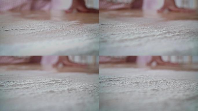 将面粉撒在桌子上