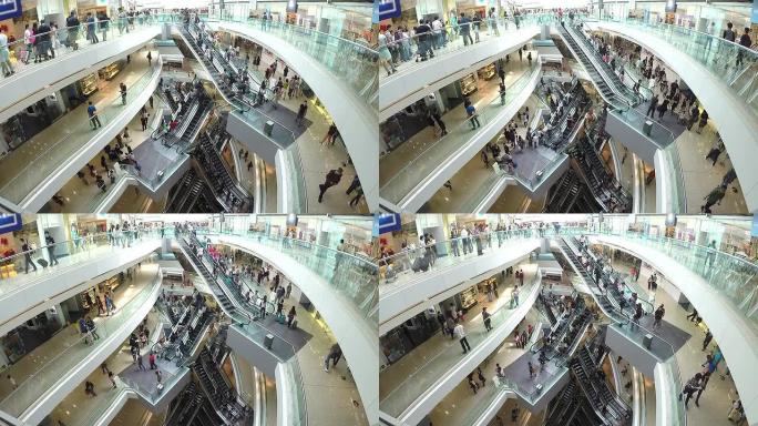 高清：人们在购物中心的自动扶梯上移动。（延时）