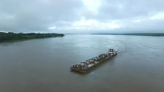 平底货物河船，秘鲁亚马逊河，秘鲁