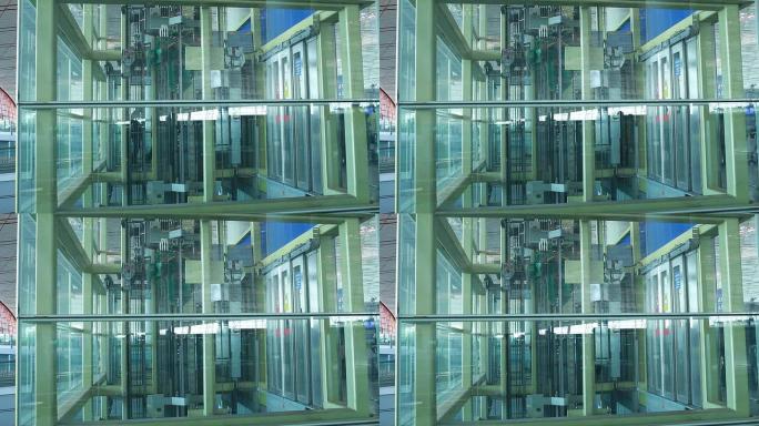 机场大厅的自动扶梯