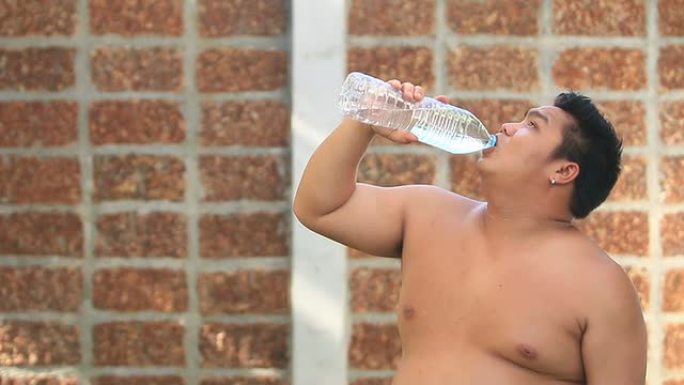 男孩口渴地喝水男孩口渴地喝水