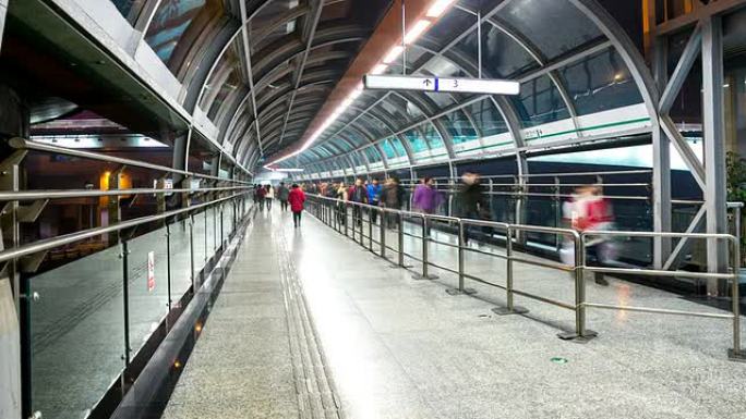 高清延时: 行人人群和中国重庆地铁站。