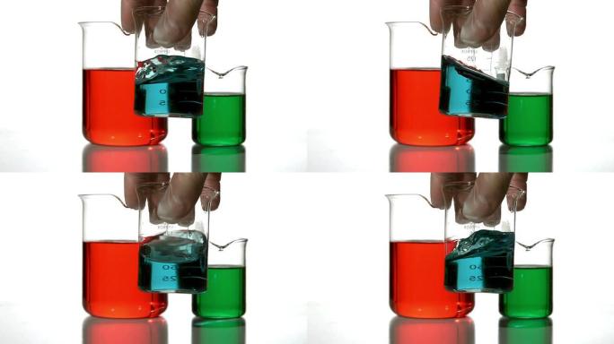 科学家在烧杯中旋转蓝绿色液体