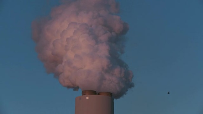 燃煤发电厂烟囱将烟气排放到空气中