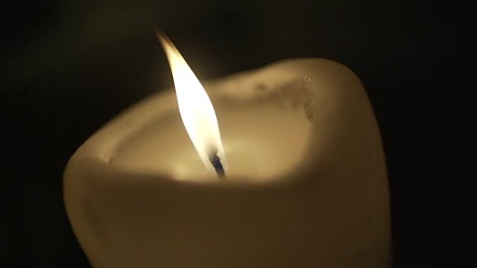 SLO MO特写选择性聚焦蜡烛燃烧