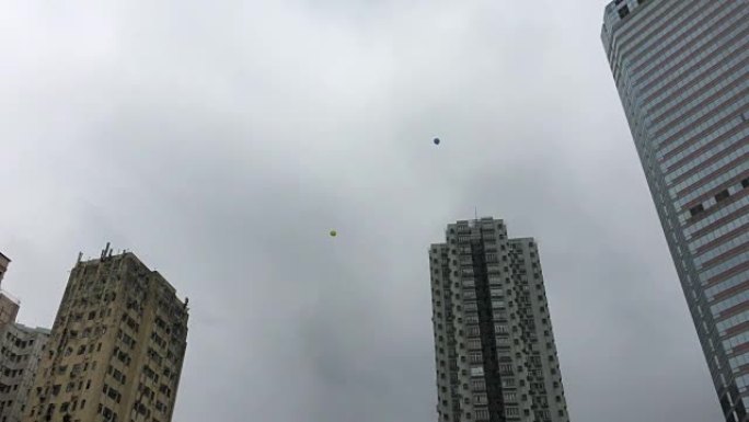 两个气球迷失在天空，希望和愿望