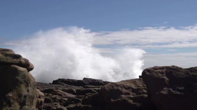 波浪撞击岩石超级慢镜头浪花四溅拍打礁石