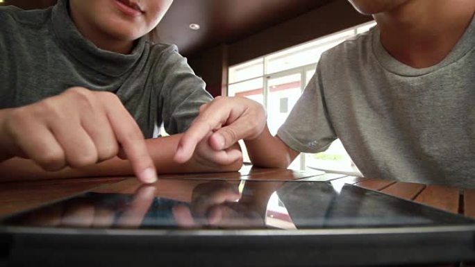 夫妇在平板电脑上的互联网购物，握手