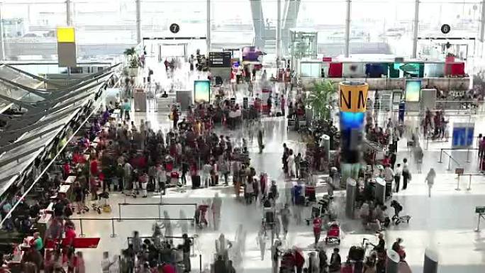 HD:在机场排队办理登机手续的人很多。