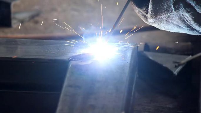 近距离焊接钢电焊工人钢铁打造