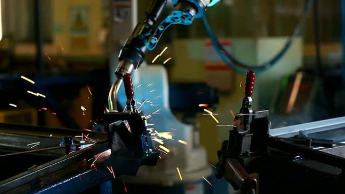 HD：机器人手臂在工厂焊接。（潘宁）