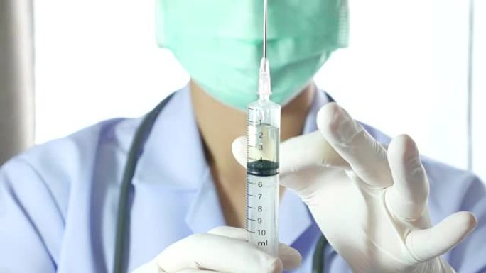 男性外科医生用医用注射器注射疫苗和药物，4k分辨率 (UHD)