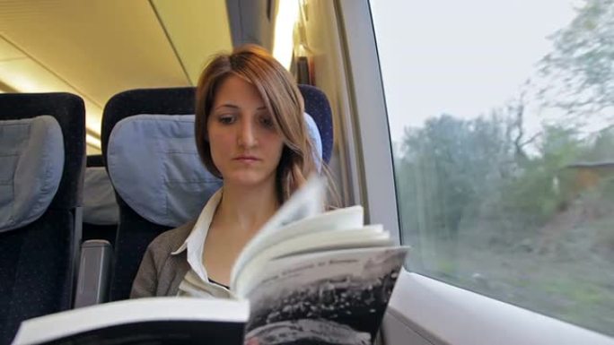 年轻女子在火车上看书