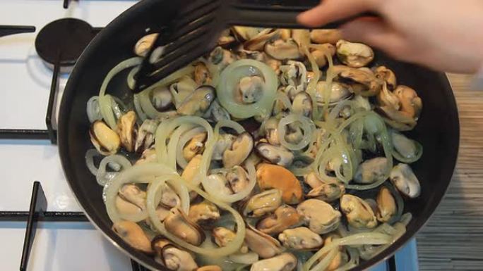 烹饪贻贝作为主菜炒海鲜做饭
