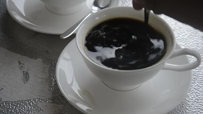 白色杯子里的热咖啡
