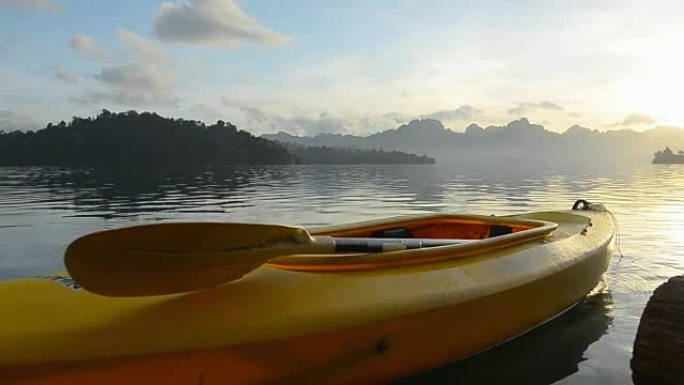 平移: 早上在湖里的皮划艇