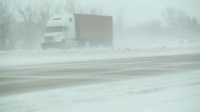 冬季暴雪，高速公路和车辆上飘雪