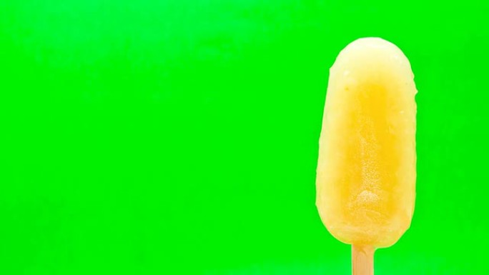 冰淇淋融化绿色屏幕上的延时