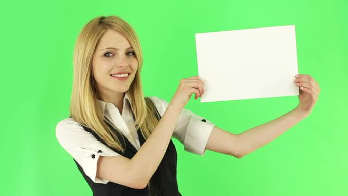 年轻女子拿着一块白色的白板