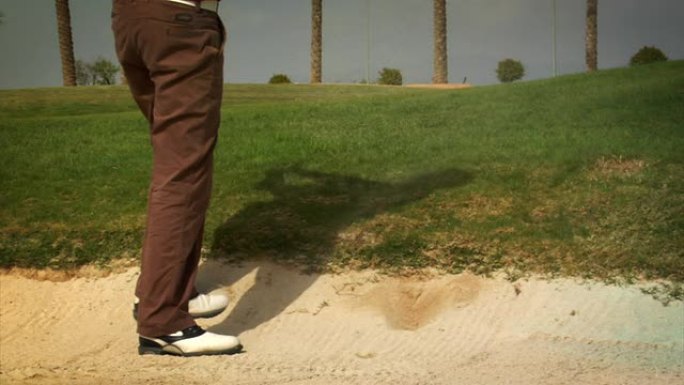 碉堡射击沙地中的高尔夫球沙坑高尔夫打高尔