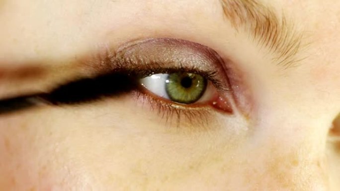高清：涂抹在眼睑上的化妆品