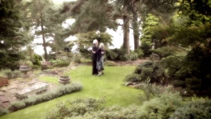 情侣在花园里跳舞情侣花园里跳舞