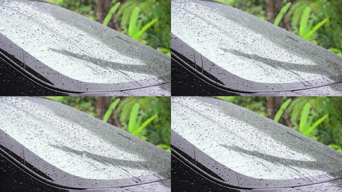 车顶上的雨滴和雨声