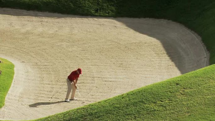 沙坑里的高尔夫球手
