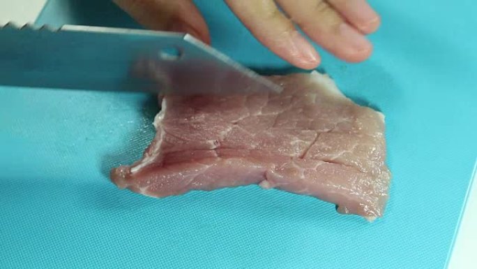 在厨房切猪肉改刀切割肉肉质