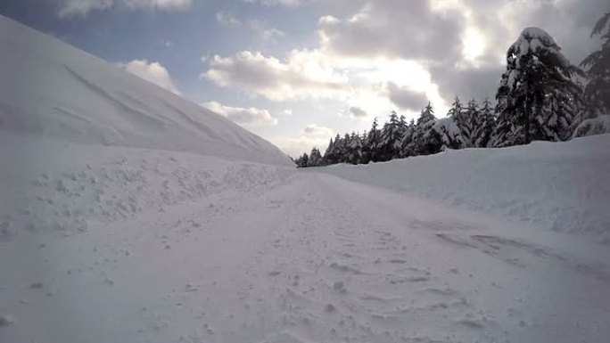 雪地冬季公路行驶雪地行驶雪后行驶雪地飞驰
