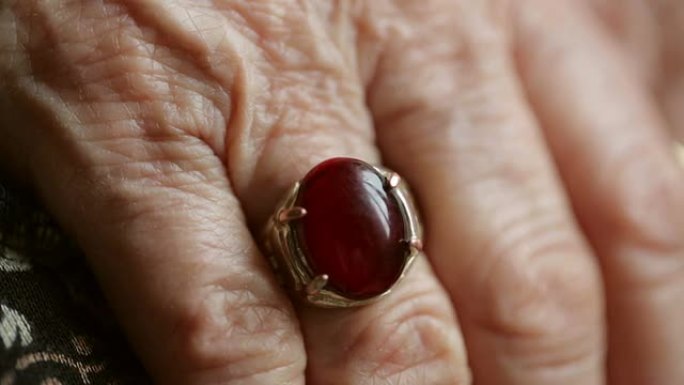 一个布满皱纹的老女人手上戴着一个大戒指的视频