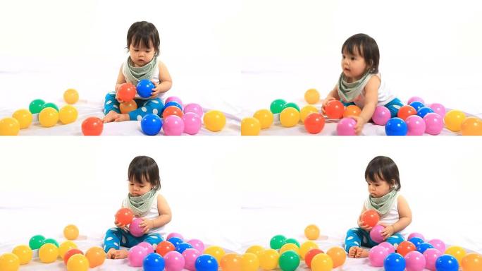 女婴玩彩色球很有趣