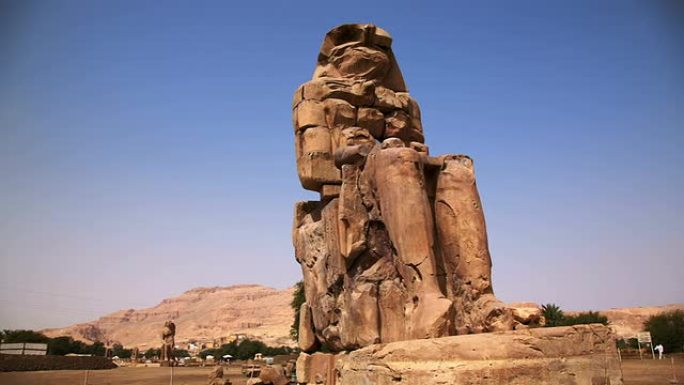 埃及卢克索的梅农雕塑巨像