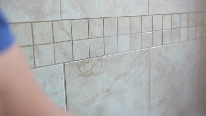 蒸汽清洗浴室瓷砖墙