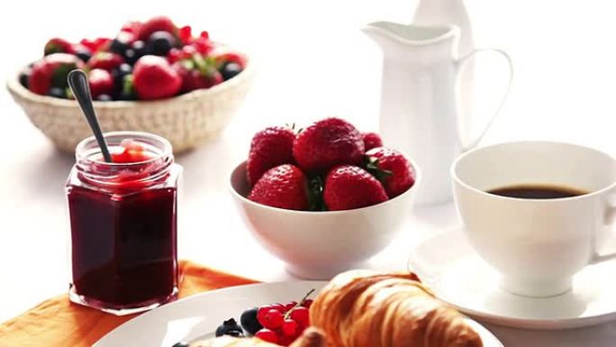 早餐羊角面包丰盛的早餐莓果