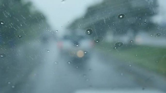 雨天行车。行驶车窗外汽车第一视角