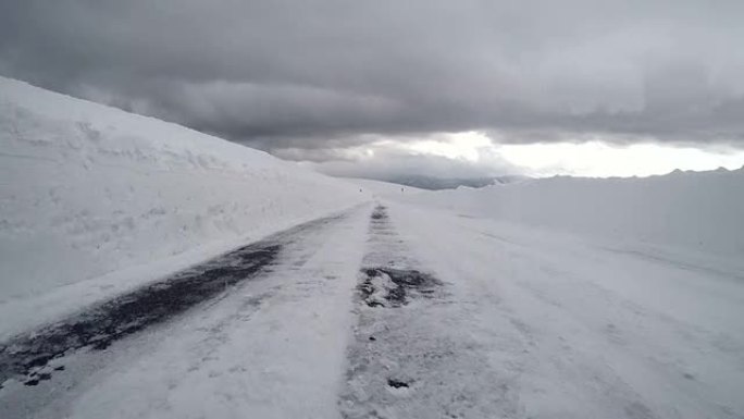 在白雪皑皑的冬季道路上行驶